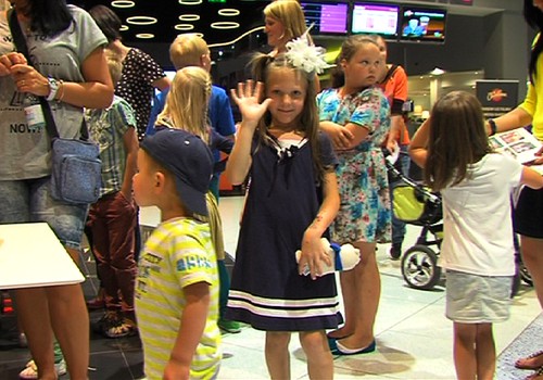 VIDEO: Kā mēs sagaidījām skolas gaitu sākšanos modes un izklaides centrā Rīga Plaza