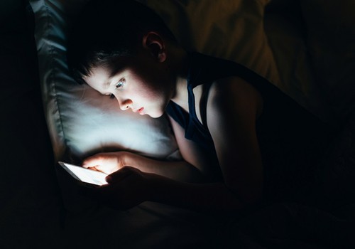 Kāpēc pirms gulētiešanas vēlams mazināt gaismas spilgtumu