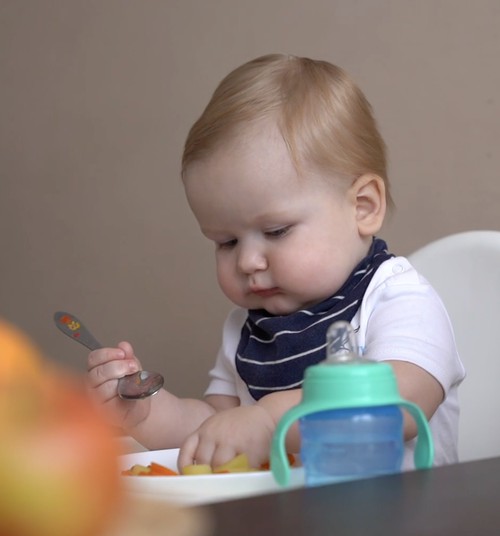 Kā iemācīt mazulim patstāvīgi ēst ar karotīti?