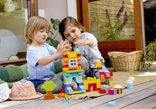 Kāpēc bērni ir tik lieliski un kā LEGO® DUPLO® var palīdzēt veicināt visaptverošu bērna attīstību?