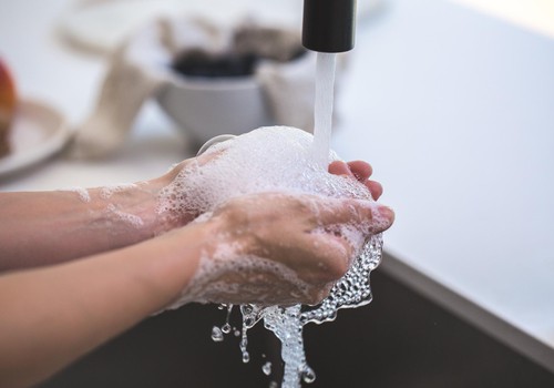 Bieža roku mazgāšana, dezinficēšana un zema temperatūra: Kā šajos apstākļos pareizi kopt roku ādu?