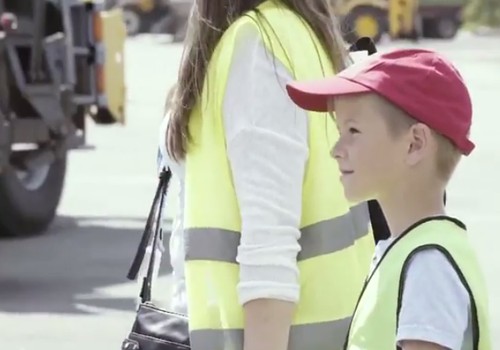 Eksperiments: ko, pēc bērnu domām, darbā dara vecāki? (VIDEO)