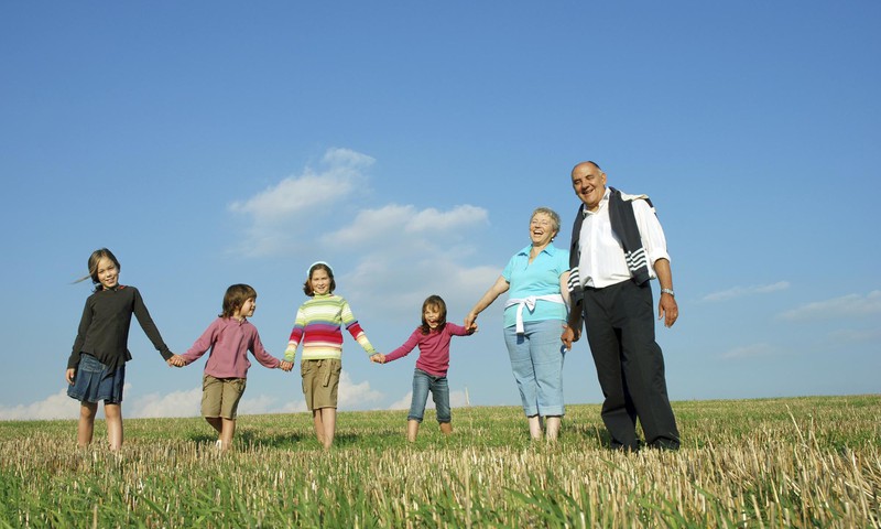 5 iemesli, kāpēc vecvecāki vislabāk pieskatīs jūsu bērnus