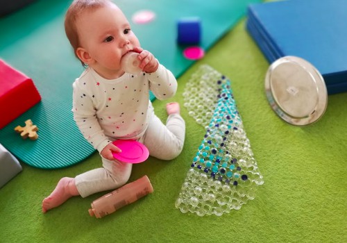 6 rotaļāšanās posmi, ar kuru starpniecību bērns attīsta socializēšanās prasmes