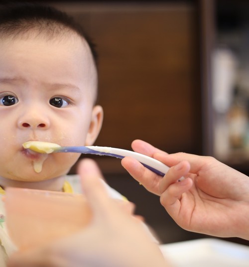 Piebarošana: kā pareizi paplašināt mazuļa ēdienkarti?