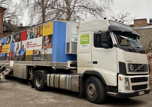 Bērnu veselības buss pie mazajiem pacientiem dodas, izmantojot 100 % atjaunojamo Neste MY dīzeļdegvielu