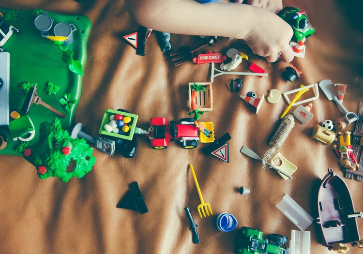 Kā bērnu pieradināt pie kārtības: padomi, kā iemācīt savākt rotaļlietas