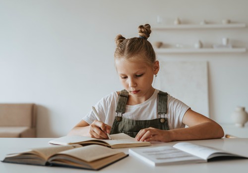 No pirmdienas pašvaldībās, kurās ir zemāki Covid-19 saslimstības rādītāji, mācības klātienē atsāks 1. - 4. klašu skolēni