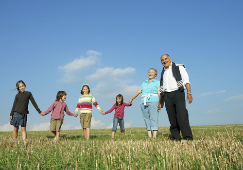 5 iemesli, kāpēc vecvecāki vislabāk pieskatīs jūsu bērnus