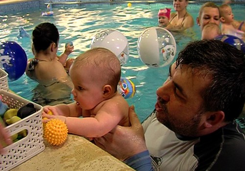 VIDEO: dodamies plunčāties uz baseinu ar Superbēbīti Līnu Grietu un tēti Kasparu