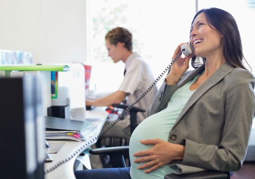 Vai strādājošai grūtniecei pienākas kādi atvieglojumi darbā?