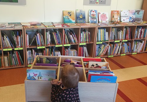 Uz bibliotēku kopā ar mazuli