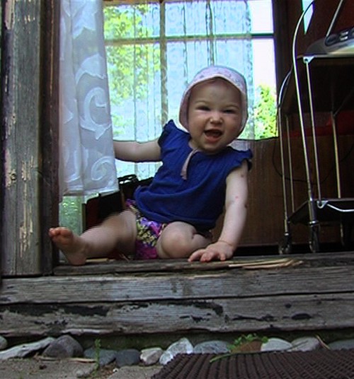 VIDEO: Superbēbītes Kates ģimene vasaru bauda vasarnīcā!