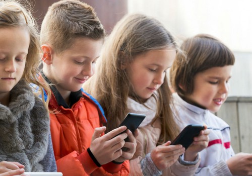 Gatavojamies skolai: Vai bērnam uz skolu dot līdzi telefonu?