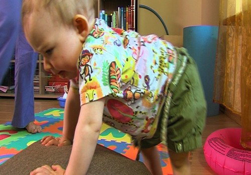 VIDEO: ko darīt, ja mazulis agri vēlas celties kājās?