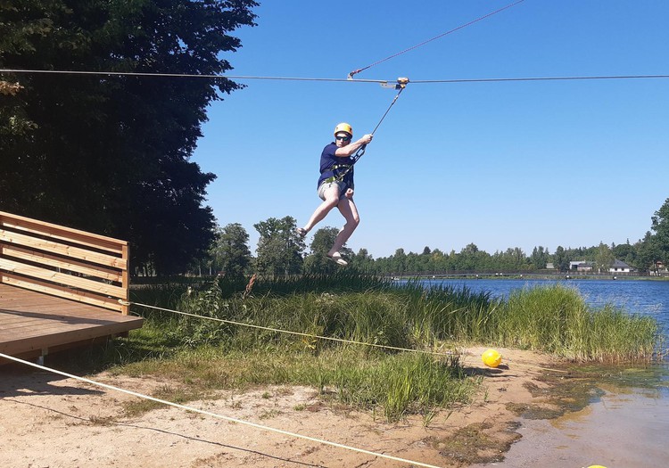 Vasaras gids: Zip-line “ZZZIPPP" Alūksnē un atpūta pie Alūksnes ezera.
