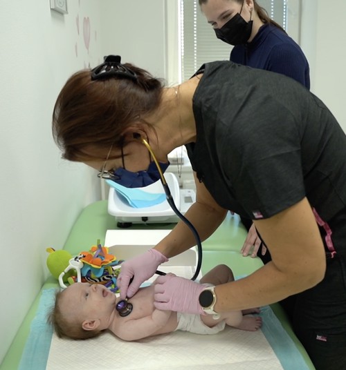 Bērniņa pirmā vizīte pie pediatra. Kā tā notiek?