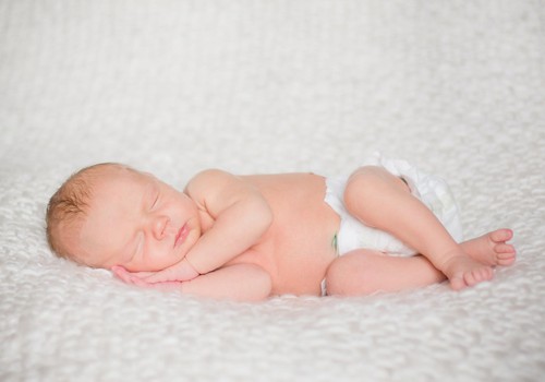 Kādā pozā jaundzimušajam vislabāk gulēt? 