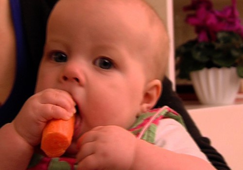 Uzsākam mazuļa piebarošanu citādāk: 9 atbildes par bērna vadīta ēšanu