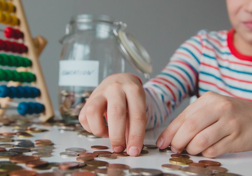 Pieci padomi vecākiem, lai iemācītu bērnus rīkoties ar naudu