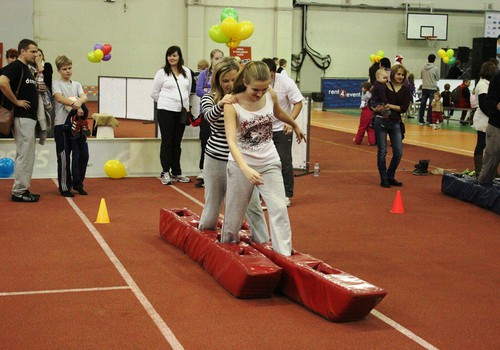 FOTO: Pirmais ģimeņu sporta festivāls Rīgā pulcē vairāk nekā 500 ģimeņu