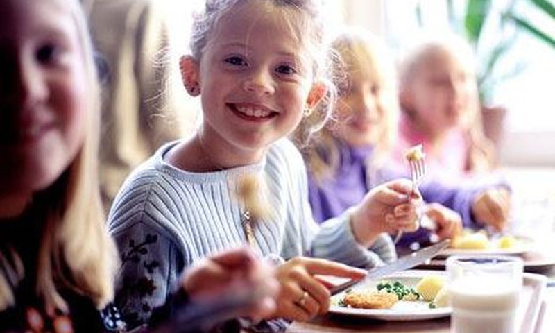 Rīgas bērnudārzos bez maksas ēdinās trūcīgo, maznodrošināto un daudzbērnu ģimeņu bērnus