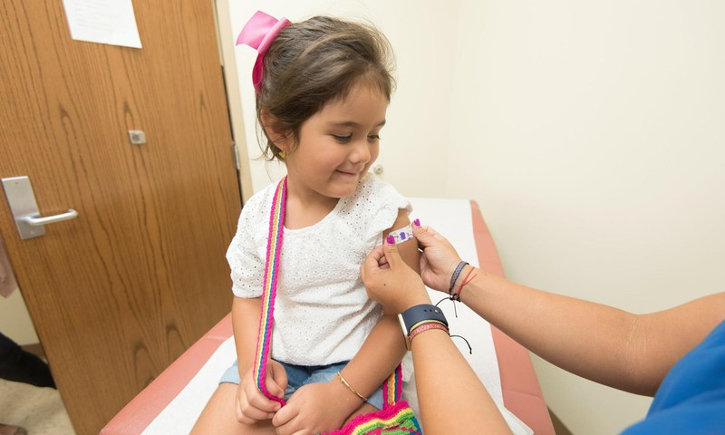 Mazākajiem bērniem Covid-19 vakcīnu intervāls saīsināts līdz 6 nedēļām