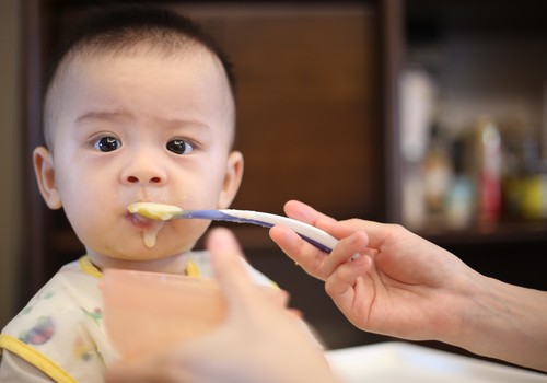 Piebarošana: kā pareizi paplašināt mazuļa ēdienkarti?