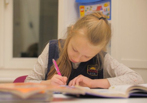 Vai sākumskolas skolēnam ir nepieciešami mājas darbi?