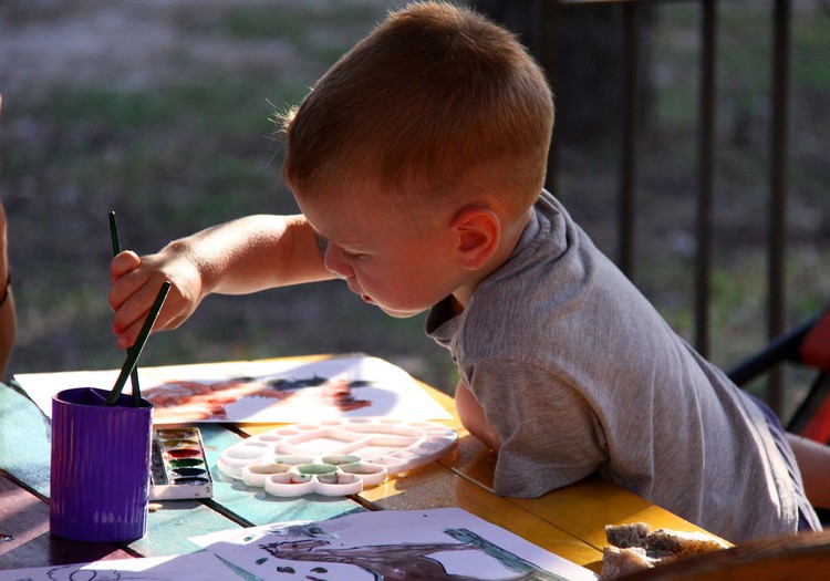7 idejas, kā atbalstīt bērna radošumu