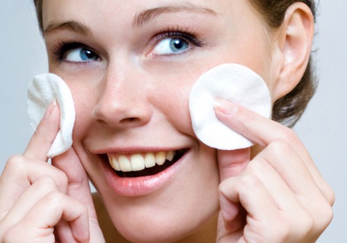 Ekspertu padomi: kā pareizi tīrīt sejas ādu mājas apstākļos