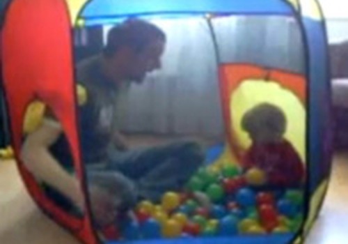 Video: Adrians ar tēti rotaļu mājā