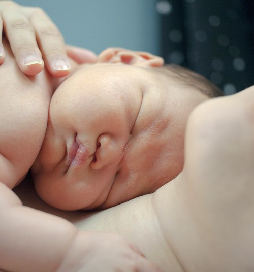 Kāpēc jaundzimušajam ir tik ļoti svarīgi māmiņas pieskārieni