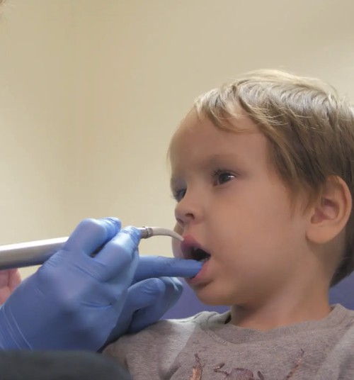 Kad bērnam laiks pirmajai vizītei pie zobārsta?