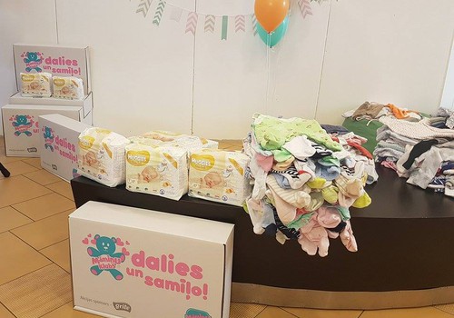 Labdarības akcija noslēgusies – trūcīgām māmiņām saziedots vairāk nekā 700 kg zīdaiņu apģērba un aprūpes lietu