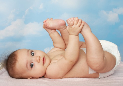 Pediatre: „Ja mazuļa svara pieaugums ir normāls, nav jāsatraucas par zaļganiem izkārnījumiem!” 