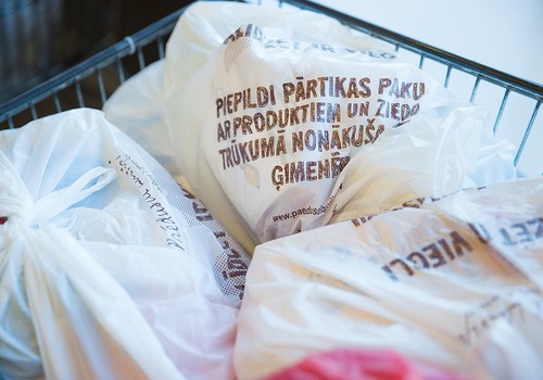 Sniedz palīdzīgu roku trūkumā nonākušām ģimenēm, piepildot pārtikas paku 