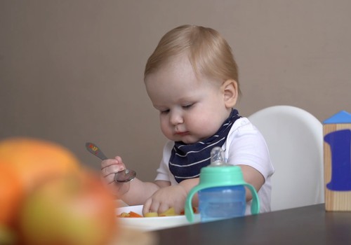 Kā iemācīt mazulim patstāvīgi ēst ar karotīti?