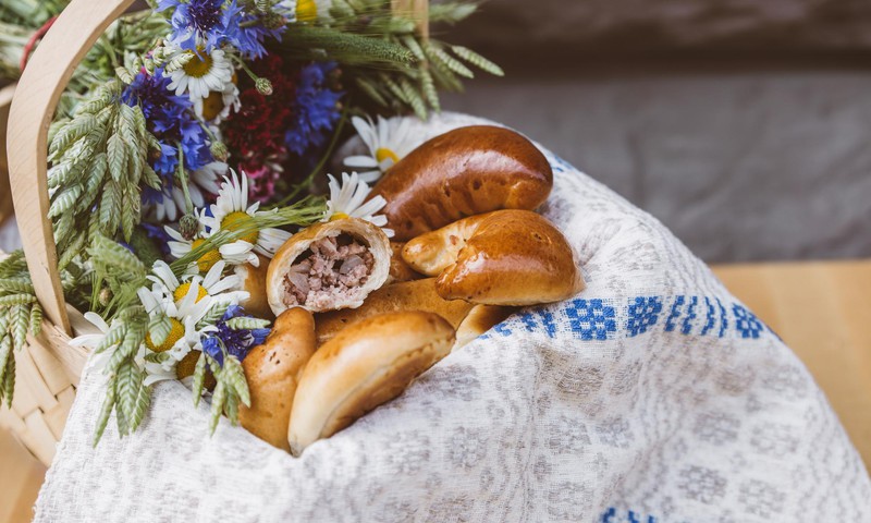 Pīrāgu receptes: Tradicionālie un ne tik tradicionālie Jāņu pīrādziņi