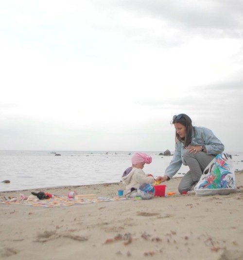 7 lietas, kas tev jāatceras par atpūtu ar mazuli pludmalē