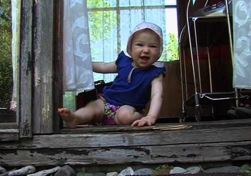 VIDEO: Superbēbītes Kates ģimene vasaru bauda vasarnīcā!