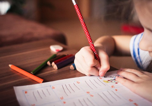 Psiholoģe skaidro trīs veidus, kā veicināt bērna uzmanību un atbildību pret savām mantām skolā