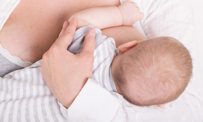 Kāpēc ar krūti vai mākslīgā piena maisījumu ēdināts mazulis atgrūž pienu