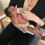 Mums patīk dienas ēdienreizes pavadīt zīdīšanas krēslā, šūpošanās mūs nomierina un ieaijā miedziņā.