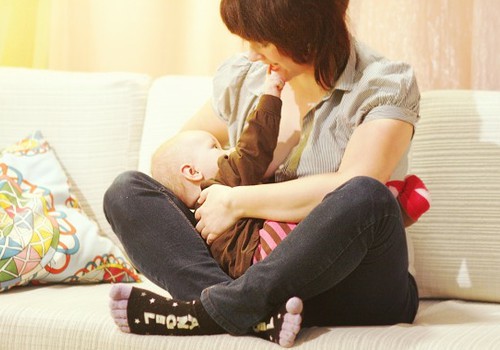 Elitas Svarenieces padomi mammām, kas mazuļus ēdina ar krūts pienu 