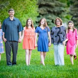 Fotogrāfijā: tētis Russ, mamma Denīze un viņu četras meitas Jasmīna (14), Emīlija (13), Krista (13) un Ella (12).