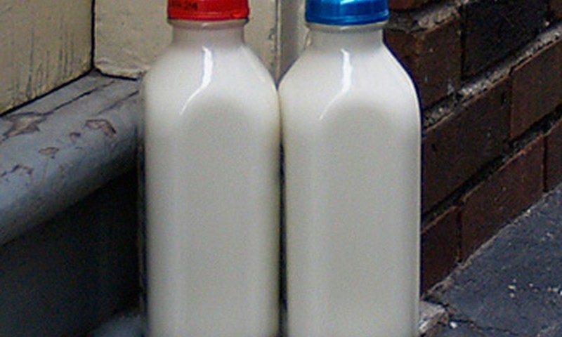 Piens svešam bērnam: vai jūs dotu krūts pienu citam bērnam?