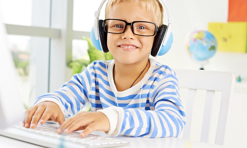 Drossinternets.lv ieteikumi vecākiem bērnu ekrānlaika ierobežošanai skolas brīvlaikā