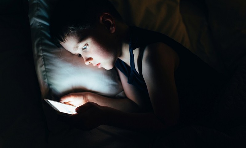 Kāpēc pirms gulētiešanas vēlams mazināt gaismas spilgtumu