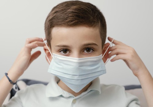 Pieaug ar Covid-19 un citu vīrusu infekciju sasirgušo bērnu skaits – kā pasargāt bērnu no saslimšanas?